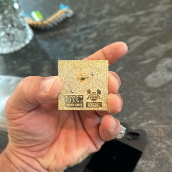 World of Disney Mickey & Minnie '06 NYC Disney Pin. Original owner. Never used. - Picture 4 of 5